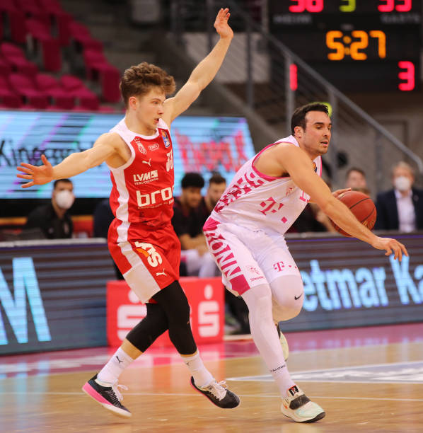 如今他回望 如今他回望